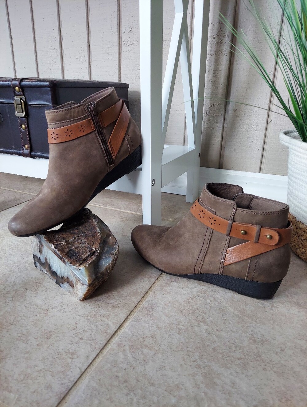 Rockport Western Taupe Leather Ankle Boot with Tan Strap Accent Women's 8.5